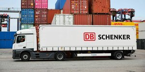 Ein Lkw mit Aufschrift 