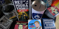 Flyer und Aufkleber mit Slogans wie „Abschieben schafft Wohnraum“, „Remigration jetzt!“ und „Maximilian Krah hat nichts Falsches gesagt“ liegen am Stand der AfD-Jugendorganisation „Junge Alternative“ beim Bundesparteitag der AfD in der Grugahalle in Essen