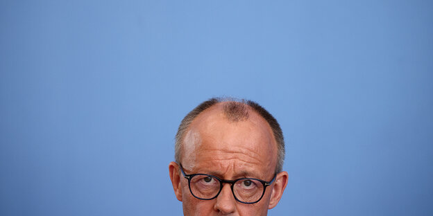 Friedrich Merz verschwindet am unteren Bildrand