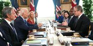 Die US-amerikanische und die britische Delegation sitzen sich an einem langen Tisch gegenüber. Rechts vorne sieht man Keir Starmer, wie er in Richtung Joe Biden redet und gestikuliert