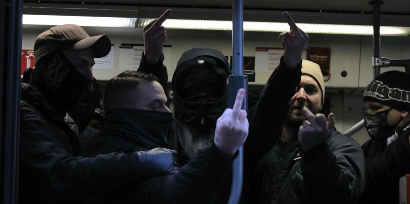 Rechtsradikale am Rande einer Kundgebung der Querdenker in Düsseldorf im Dezember 2020.