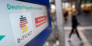 Plakat mit dem Deutschlandticket in einem Bahnhof