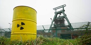 gelbes Atommüllfass vor Förderturm von Schacht Konrad