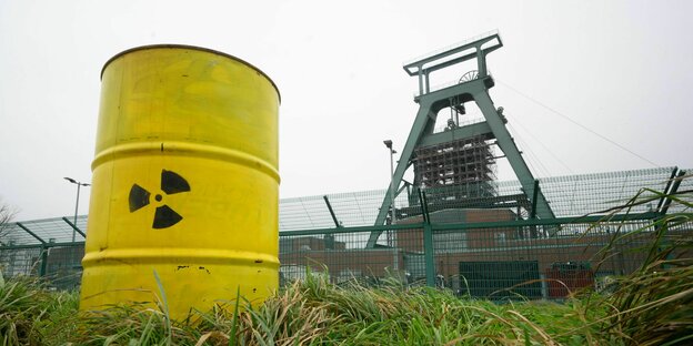 gelbes Atommüllfass vor Förderturm von Schacht Konrad