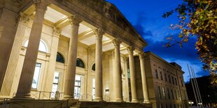 Landtag in Hannover bei Nacht angestrahlt.