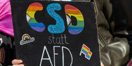 Ein schwarzes Schild, auf dem in Regenbogenfarben steht: CSD statt AfD