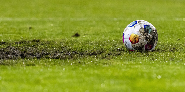 Fußball liegt auf dem Elfmeterpunkt