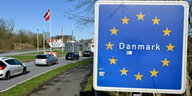 Im blauen, mit Sternen umrankten Europa-Symbol steht das Wort Danmark, im Hintergrund ist eine Autobahn zu sehen