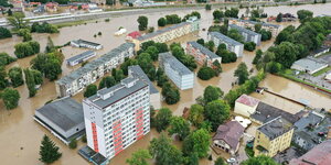 Viele Häuser und Straßen sind überflutet nach einem Dammbruch