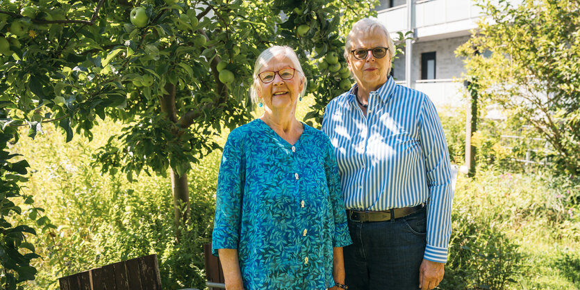 Zwei Personen in einem Garten. Es sind Dagmar Greiß und Marion Bolfeld, die sich seit bald 40 Jahren für die Rechte von Frauen engagieren