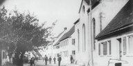 Schwarz-Weiß Bild einer Straße, auf der sich die Synagoge in Schopfloch befindet