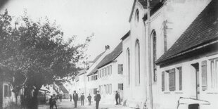 Schwarz-Weiß Bild einer Straße, auf der sich die Synagoge in Schopfloch befindet