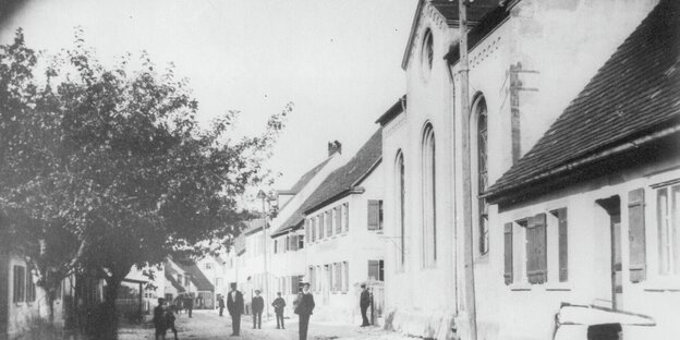 Schwarz-Weiß-Bild einer Straße, an der die Synagoge in Schopfloch liegt