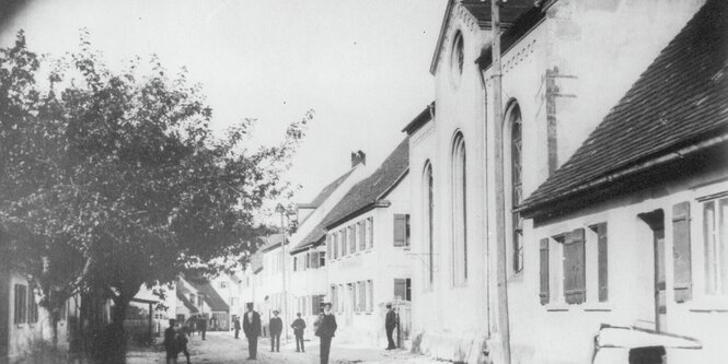 Schwarz-Weiß Bild einer Straße, auf der sich die Synagoge in Schopfloch befindet