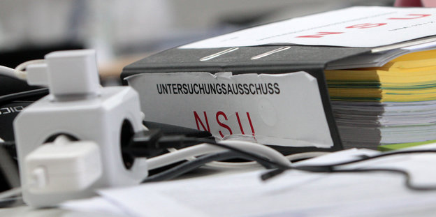 Ein Aktenordner aus dem NSU-Untersuchungsausschuss liegt auf dem Tisch