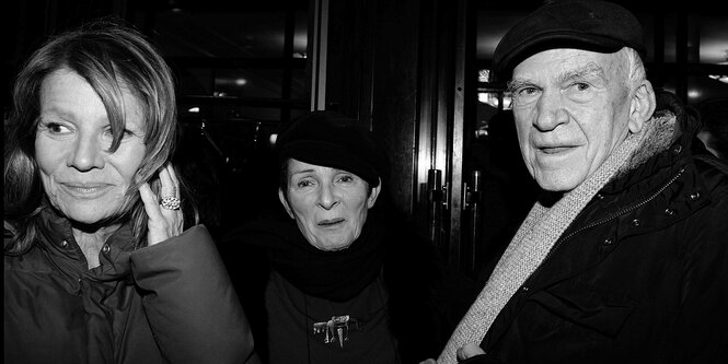 Vera Kundera (m) mit ihrem Mann Milan Kundera (r) und Nicole Garcia (l) bei den Feierlichkeiten zum 20-jährigen Bestehen von La Regle Du Jeu im Cafe De Flore in Paris .