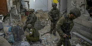 Israelische Soldaten stehen am Eingang eines Tunnels im südlichen Gazastreifen, in dem nach Angaben des Militärs kürzlich sechs israelische Geiseln von militanten Hamas-Kämpfern getötet wurden.