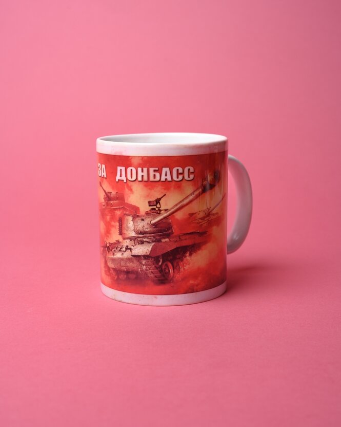 Eine Tasse mit einem Kriegsmotiv