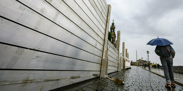 Spund wände zum Schutz gegen Hochwasser am Elbeufer in Dresden