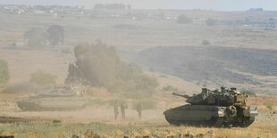 Ein Panzer steht auf einer Anhöhe in Israel