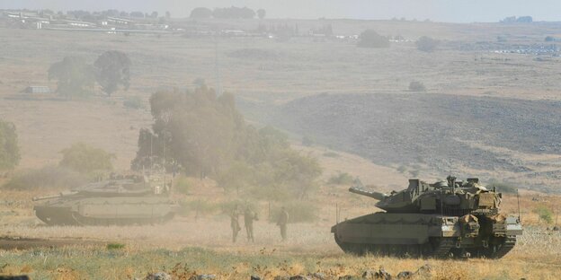 Ein Panzer steht auf einem Hügel in Israel