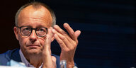 Friedrich Merz applaudiert