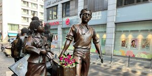 Ein Strauß Blumen liegt auf dem Denkmal für nach Großbritannien geflüchtete jüdische Kinder am Bahnhof Friedrichstraße.