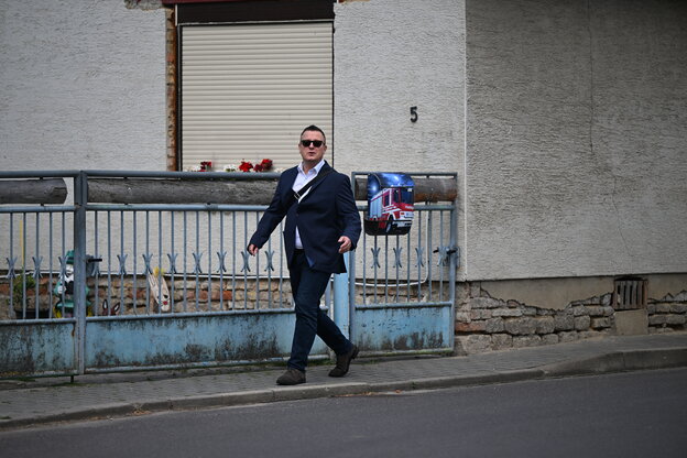 Tim Krause geht eine Straße in Schnellroda entlang