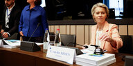 Ursula von der Leyen sitzt auf einem Podium im Straßburger Parlament