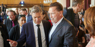 Das Bild zeigt Arnold Schwarzenegger und Vizekanzler Robert Habeck