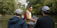 Filmszene aus dem Film "Patrol": Drei Menschen sitzen in einem Boot und fahren durch ein Naturreservat in Nicaragua.