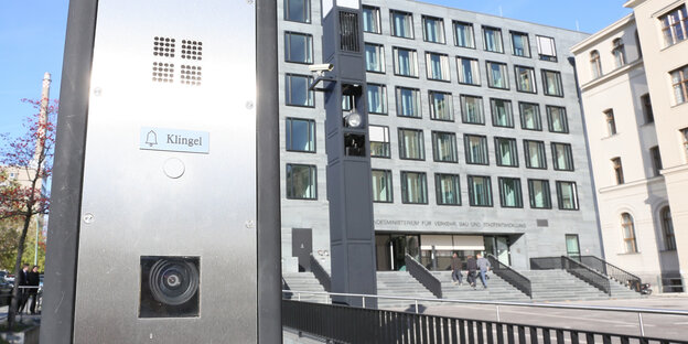 Das Foto zeigt eine Klingel mit Kamera an einem Bundesministerium in Berlin