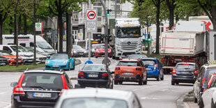 Autos fahren auf der Stresemannstraße in Hamburg, einer mehrspurige viel befahrene Straße