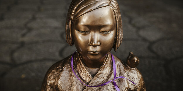 Das Foto zeigt ein Mahnmal auf dem Unionsplatz im Stadtteil Moabit von Berlin für die sogenannten Trostfrauen, Mädchen und Frauen, die für die japanischen Kriegsbordelle des Zweiten Weltkriegs zwangsprostituiert wurden. Es soll zudem allgemein ein Symbol gegen sexuelle Gewalt gegen Mädchen und Frauen sein.