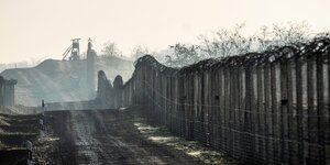 Ein Grenzzaun in der Abenddämmerung