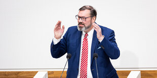 Klaus Wichmann spricht im niedersächsischen Landtag.