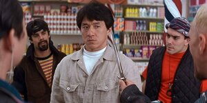 Szene aus dem Film "Rumble in the Bronx". Ma Hon Keung, gespielt von Jackie Chan, steht in einem Supermarkt. Er wird von mehreren Männern umzingelt