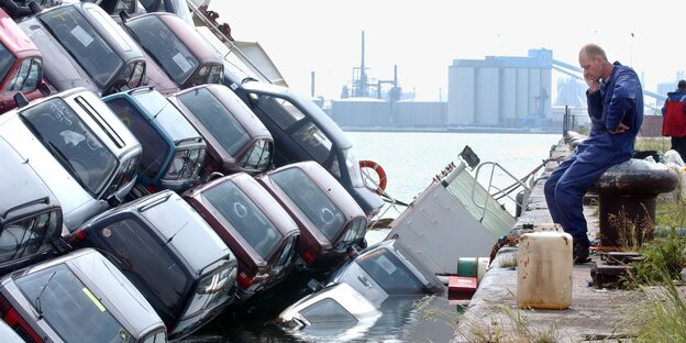 Ein sinkendes Autotransportschiff