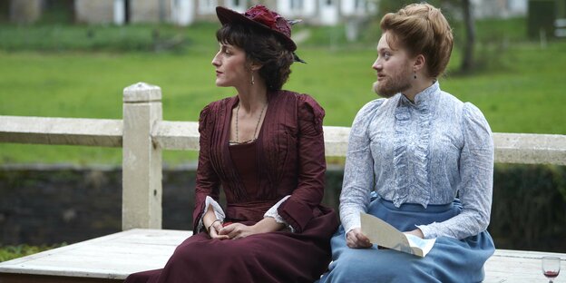 Clotilde and Rosalie are sitting on a bench.