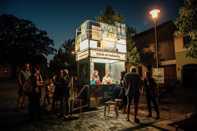 Ein Kiosk auf einem Platz.