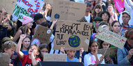 Junge Menschen protestieren gegen am Aktionstag von Fridays for Future gegen den Klimawandel