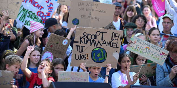 Junge Menschen protestieren gegen am Aktionstag von Fridays for Future gegen den Klimawandel