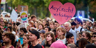 Protestaktion it Pro Asyl gegen den Angriff auf das Deutsche Recht auf Asyl. Auf einem roten Herz steht: Asylrecht verteidigen