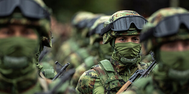 Soldaten in Uniform tragen Gesichtsmasken