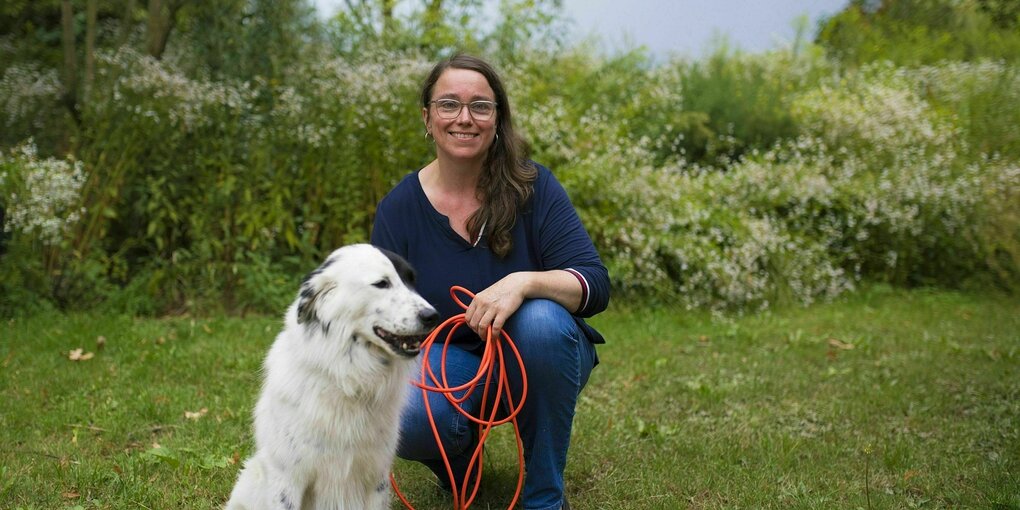 Elske Hildebrandt posiert mit ihrem Hnd