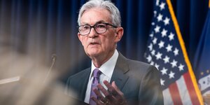 jerome Powell steht vor einer amerikanischen Fahne