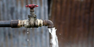 Ein Wasserhahn, aus dem Wasser kommt.