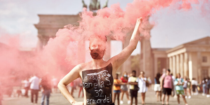 frau mit pyro vorm brandenburger tor