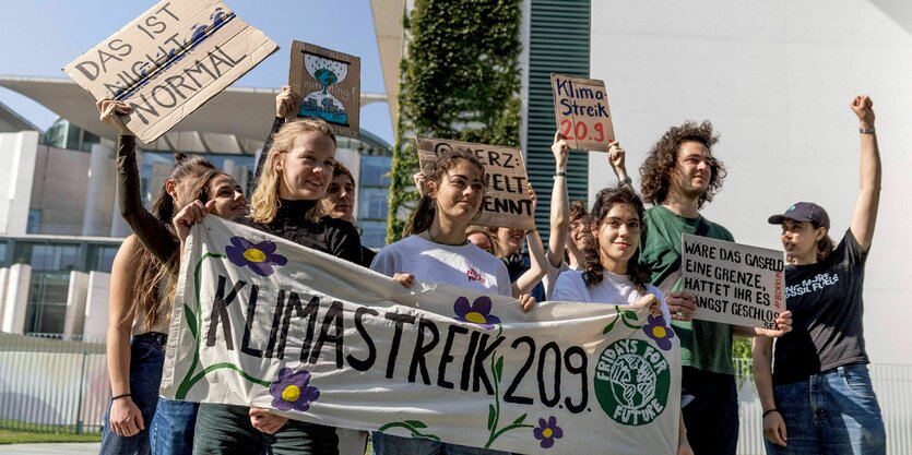 Aktivistinnen halten Plakate in der Hand, drauf steht: "Klimastreik am 20.9."