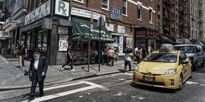 Eine Straßenszene in Chinatown, Manhattan, New York